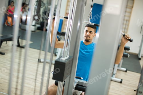 Preview: Young man training in the gym