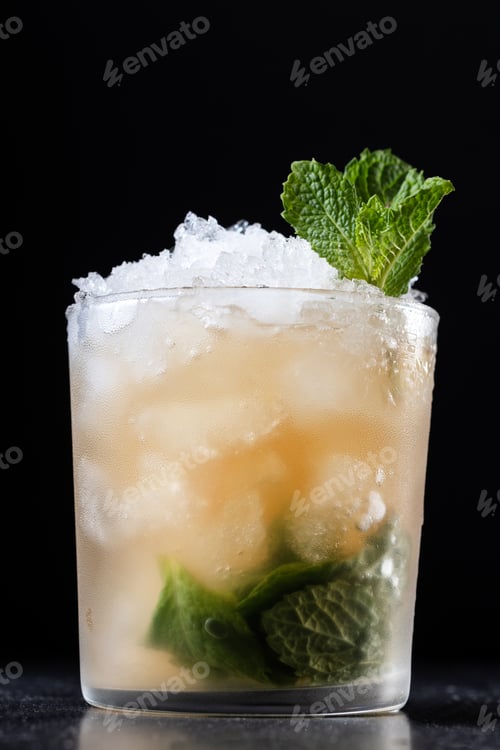 Preview: Classic Mint Julep Cocktail on black background