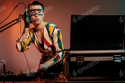 Aperçu: Female performer producing techno music at mixer