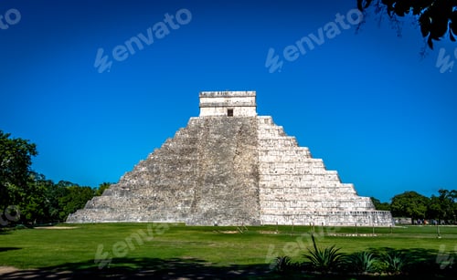 Preview: Mayan Temple pyramid of Kukulkan - Chichen Itza, Yucatan, Mexico