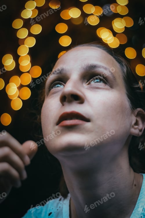 Preview: Beautiful portrait of a woman looking up