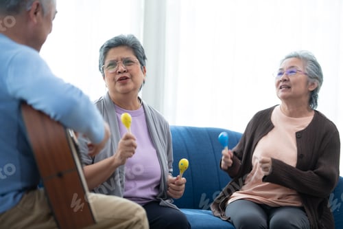 Preview: Old people's companions To unwind during the weekend, gather together for activities