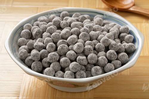 Preview: Bowl with uncooked black tapioca pearls close