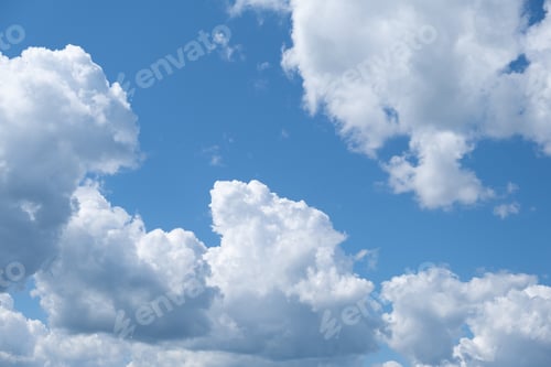 Vorschau: Große weiße Wolken am blauen Himmel in Nahaufnahme. Es gibt einen Platz für den Text
