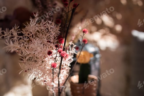 Preview: Flowers and foliage in glass vase on table