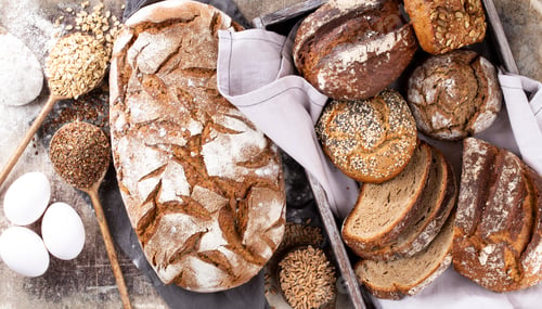 Preview: Sliced rye bread on cutting board, closeup.
