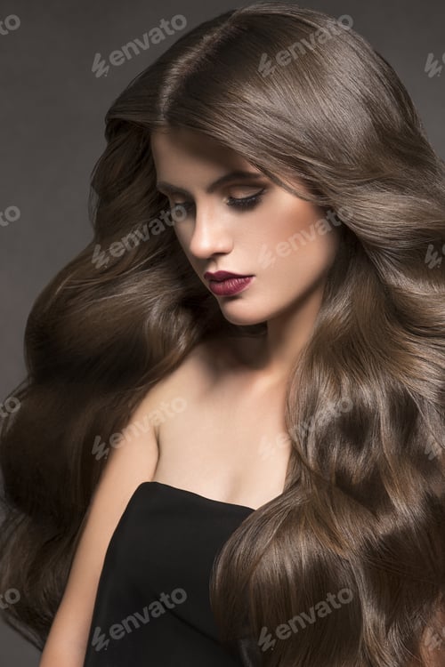 Vista previa: Beauty hair woman portrait long curly hairstyle fashion makeup healthy skin. Dark background.