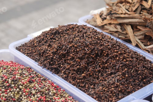 Preview: Spices displayed in a market stall during daylight