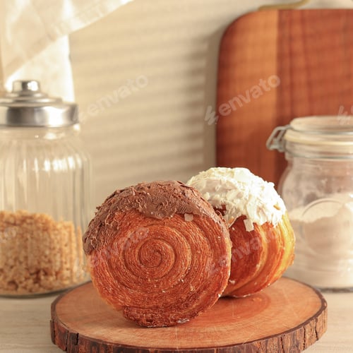 Preview: Cromboloni, Croissant Bomboloni. Round New York Roll with Chocolate Sauce and Vanilla