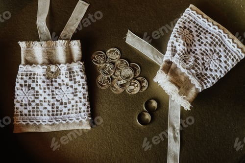 Preview: Top view of the wedding rings with the Spanish symbolic coins on the black surface