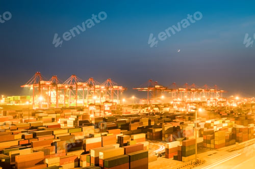 Vista previa: terminal de contenedores de envío por la noche