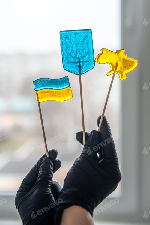 Preview: Patriotic lollipops in the form of Ukrainian symbols.