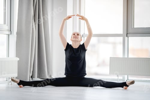 Preview: Girl in ballet training studio