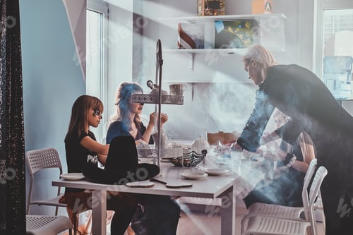 Vorschau: Kinder genießen eine Heimparty mit Süßigkeiten