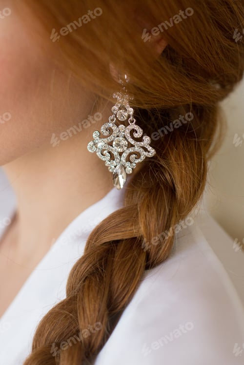 Preview: Closeup rhinestone crystal earrings on bride with red heair