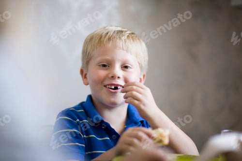 Visualização: Menino comendo na mesa de jantar