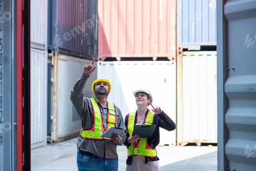 Preview: Warehouse engineer inspects the inside of a container with a customer at an industrial container