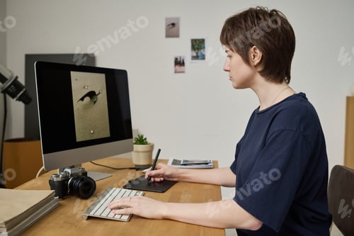 Preview: Photographer watching her photos on laptop