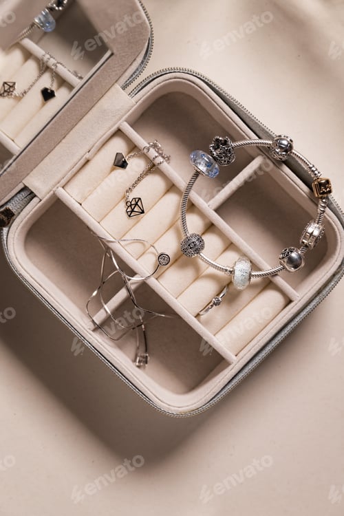 Preview: Jewelry box with white gold, silver and diamonds. Top view.
