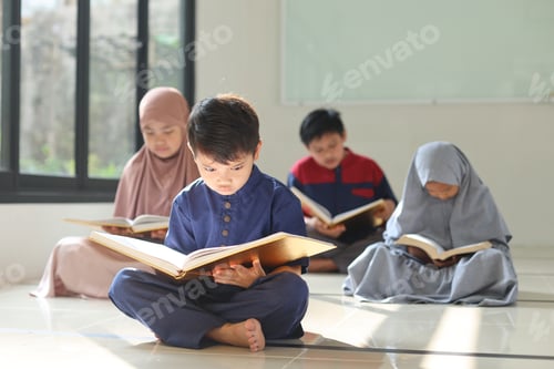 Preview: Little kid sitting in front and focus reading Kor