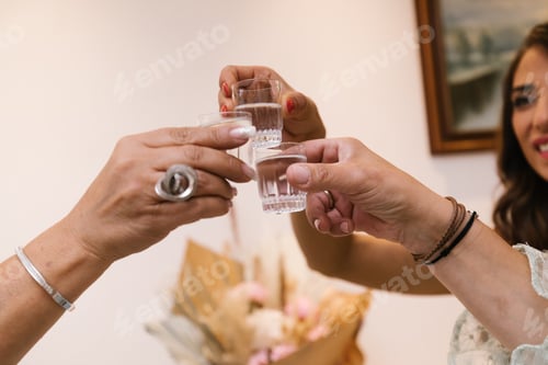 Visualização: Closeup de três mulheres bebendo doses de vodka