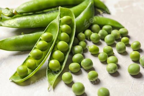 Preview: Fresh green peas on light background, closeup