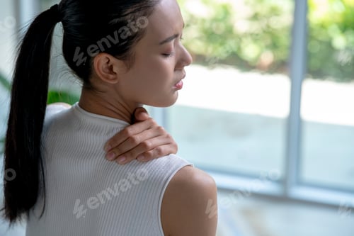 Preview: Woman has neck and shoulder pain