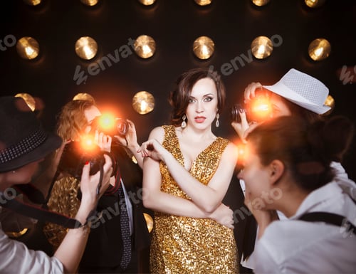 Preview: Superstar woman posing to paparazzi