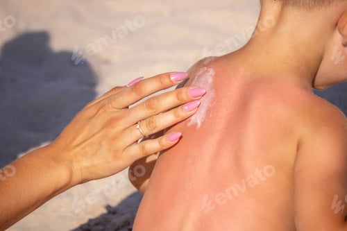 Vista previa: Mamá pone protector solar en la espalda de Sin en forma de corazón.