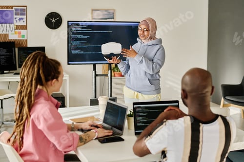 Preview: Woman presenting new VR glasses to her colleagues