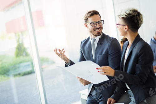 Vista previa: Empresarios divirtiéndose en la oficina