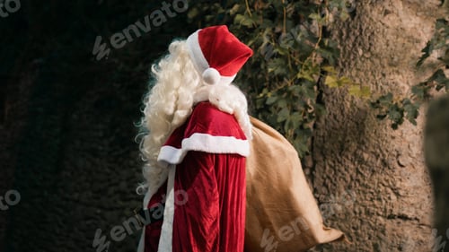Preview: Santa Claus looking for next house to reach
