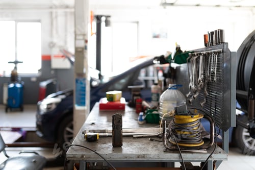 Vista previa: Photo of a metal table with working tools for working and repairing an auto against the background