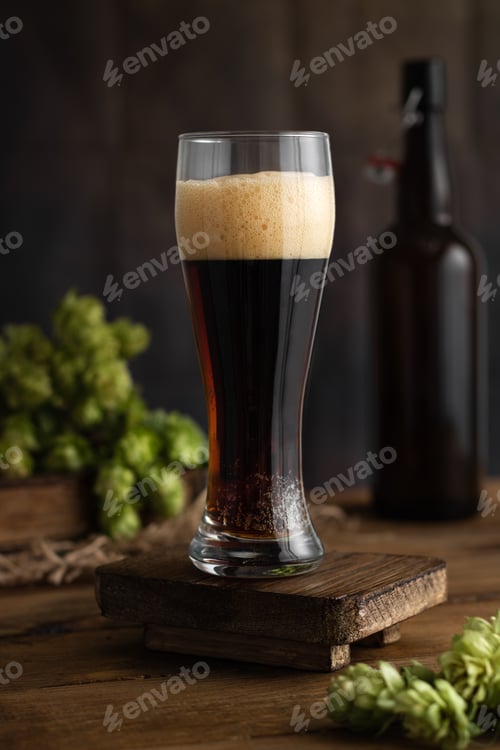 Vista previa: Beer. A tall glass of beer, with foam. Beer concept.