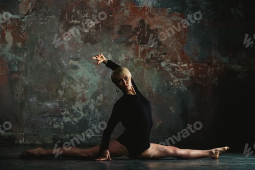 Preview: Twine. The Girl Is Sitting On A String