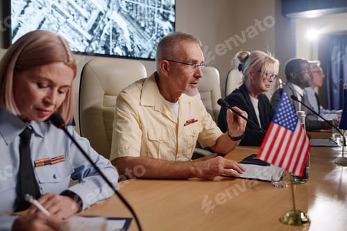 Preview: People sitting at military conference