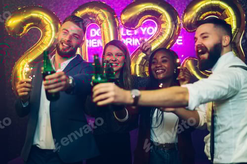 Visualização: Pessoas multirraciais comemorando uma festa, véspera de ano novo ou aniversário no clube