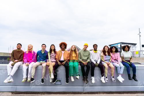 Visualização: Feliz grupo multiétnico brincalhão de jovens amigos se unindo ao ar livre