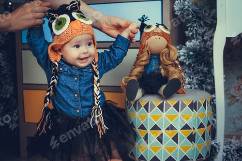 Preview: Little girl with doll
