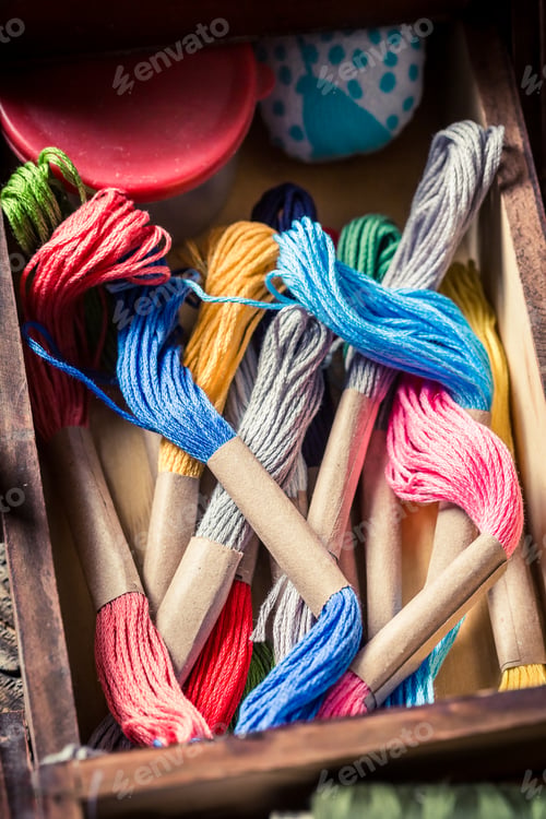 Preview: Vintage tailor's wooden box with buttons, threads and needles