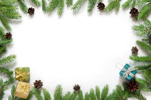 Visualização: decoração de natal com ramos de abeto e bolas de brinque