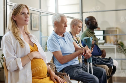 Preview: Pregnant woman sitting in a queue