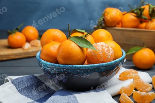 Preview: Fresh ripe tangerines in bowl on table