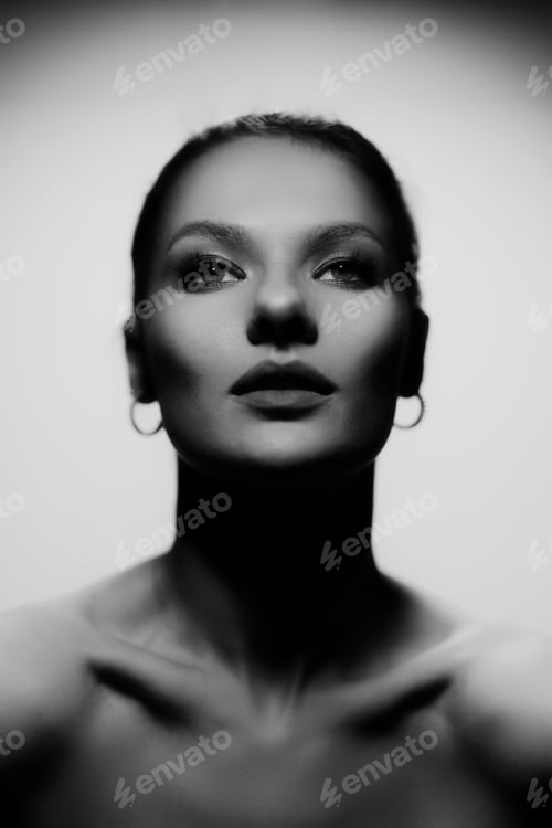 Preview: Creative shadow play on female body