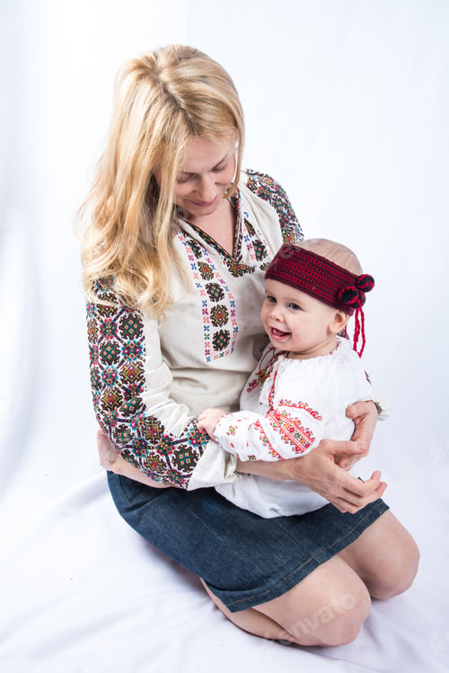 Preview: Mum Holds On Hands Of The Baby