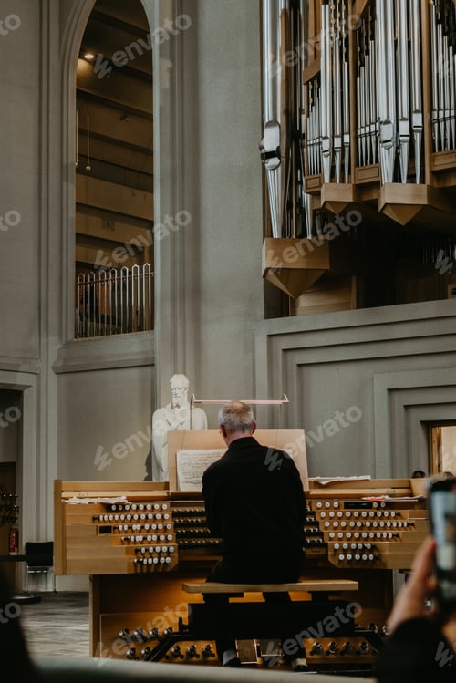 Preview: Man playing Organ in Hallgrímskirkja church in Reykjavik