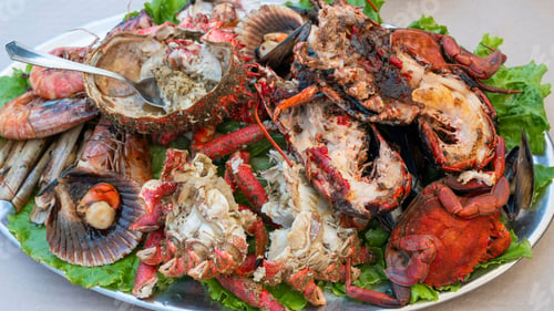 Preview: Delicious seafood platter featuring crabs, prawns, and scallops served on a bed of lettuce