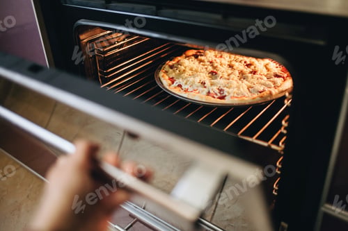 Preview: making pizza at home / homemade pizza / cooking at home