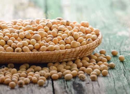 Preview: Soy beans in a basket on wooden