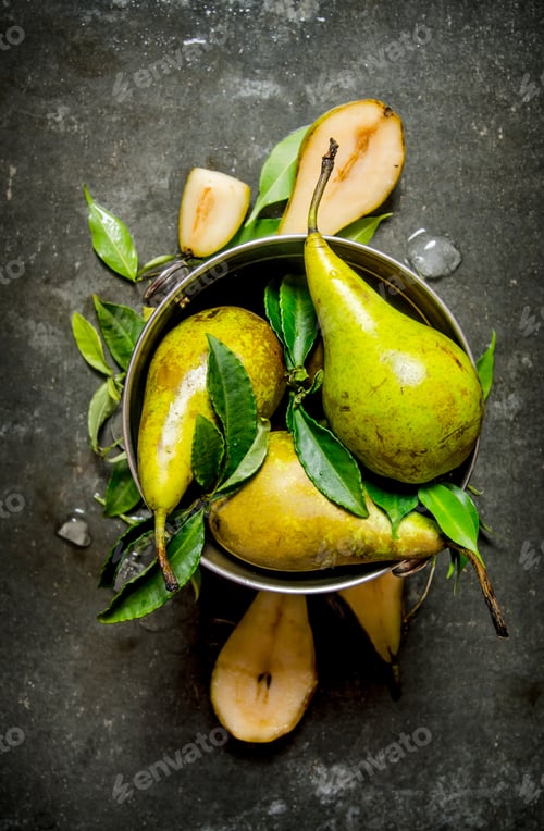 Preview: Pears in a bucket with leaves and ice.